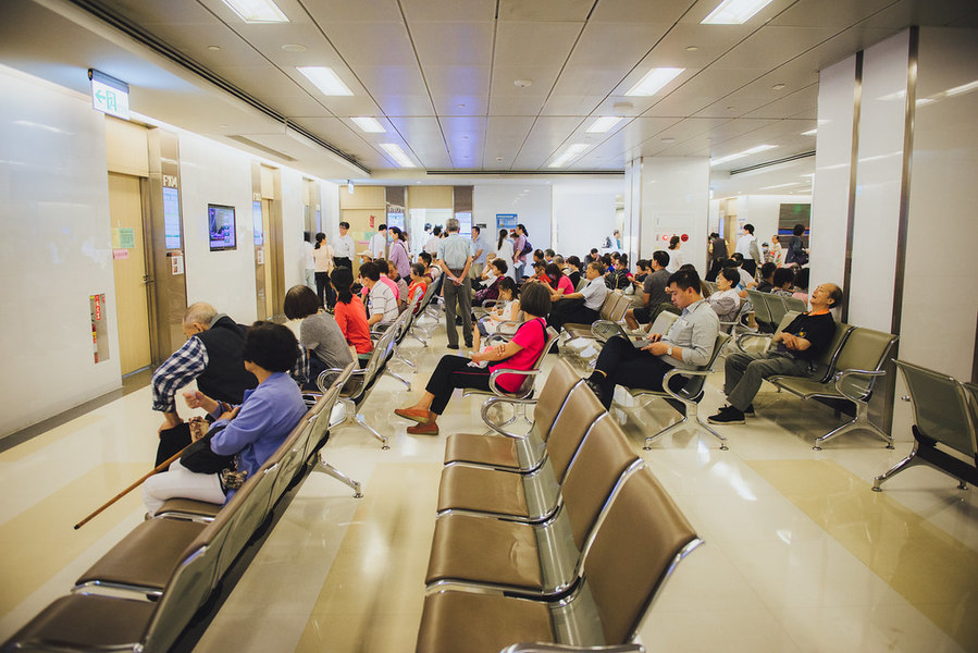 疫苗開放預約首日,多間醫院的門診人數額滿。(Photo by 魯米 阿 on flickr under CC2.0)