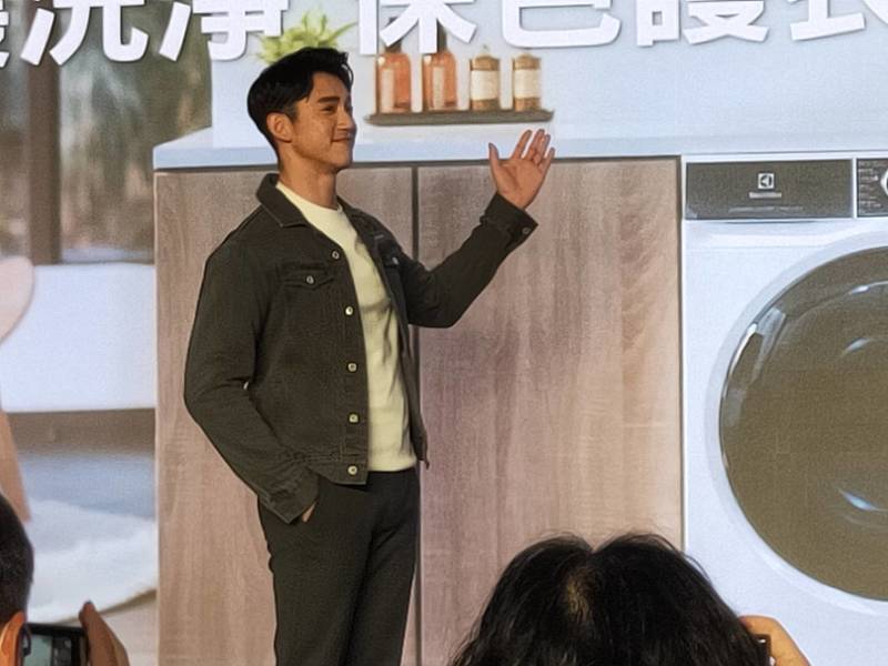 金鐘影帝吳慷仁29日出席代言活動,透露自己平常工作回到家常常倒頭就睡。(Photo by 呂翔禾/台灣醒報)