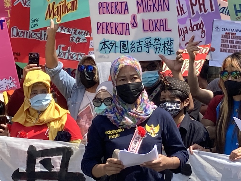 印尼籍移工媽媽Feni呼籲政府儘速通過家事服務法。(Photo by 林志怡/台灣醒報)