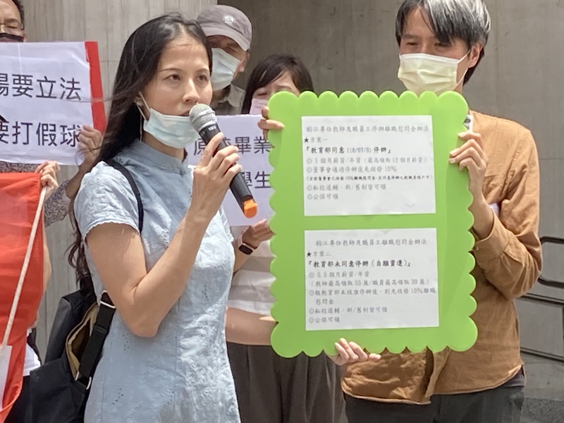 稻江學院的梁老師痛心學校為了牟利,罔顧學生權益。(Photo by 林志怡/台灣醒報)