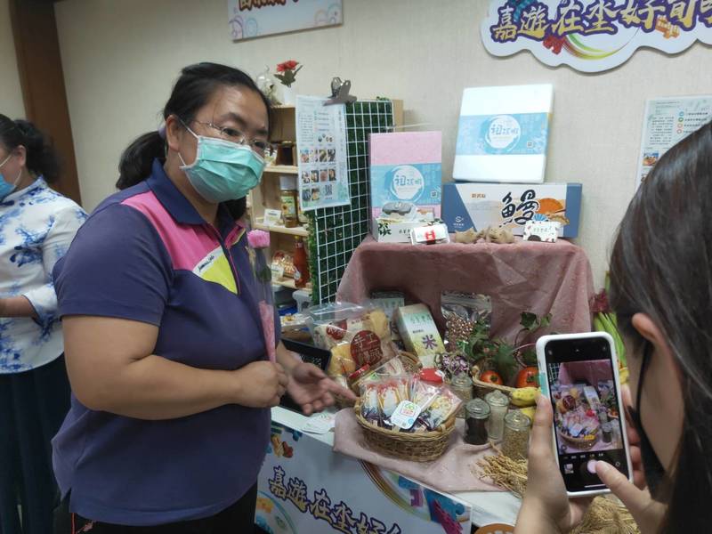 來自嘉義的美珠姐,正向現場與會者介紹在地的農產加工品。(Photo by 呂翔禾/台灣醒報)