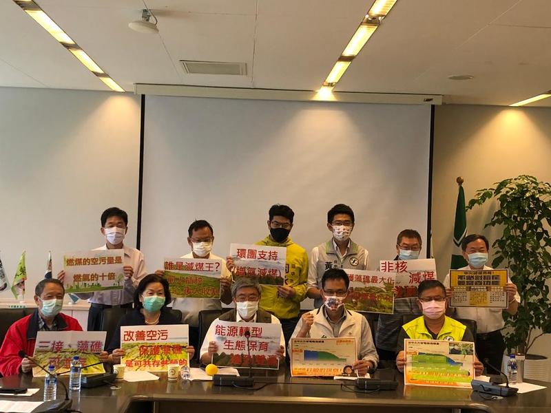 台灣環境公義協會理事長洪正中與地方部分環團、中台灣教授協會等,共同呼籲加速增氣減煤並同時維護藻礁,環保、能源政策與台灣永續發展,應可共創三贏。(photo by 劉東皋/台灣醒報)