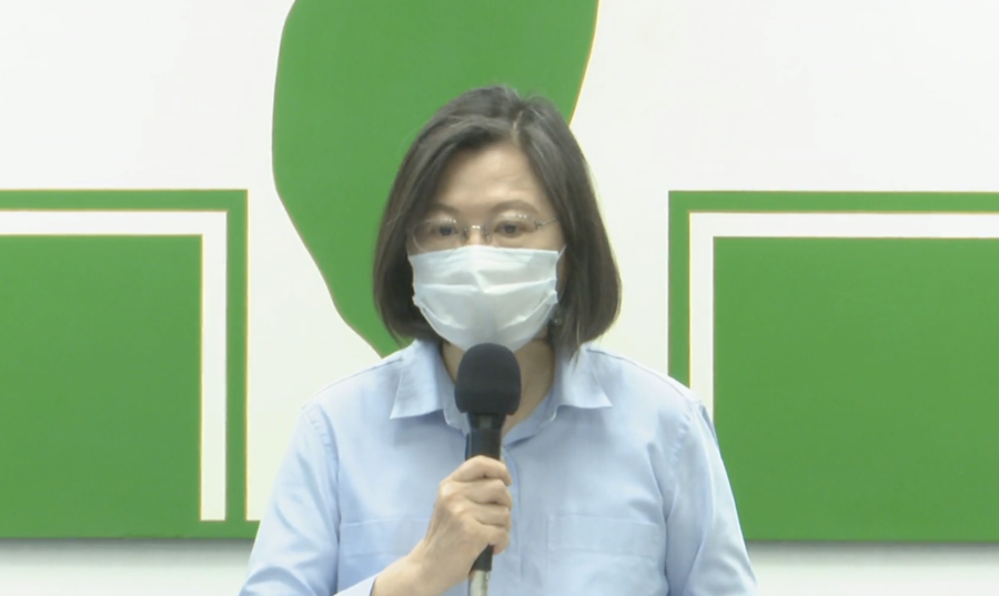 蔡英文於中常會前發表談話,盼民眾齊心抗疫。(民進黨直播截圖)
