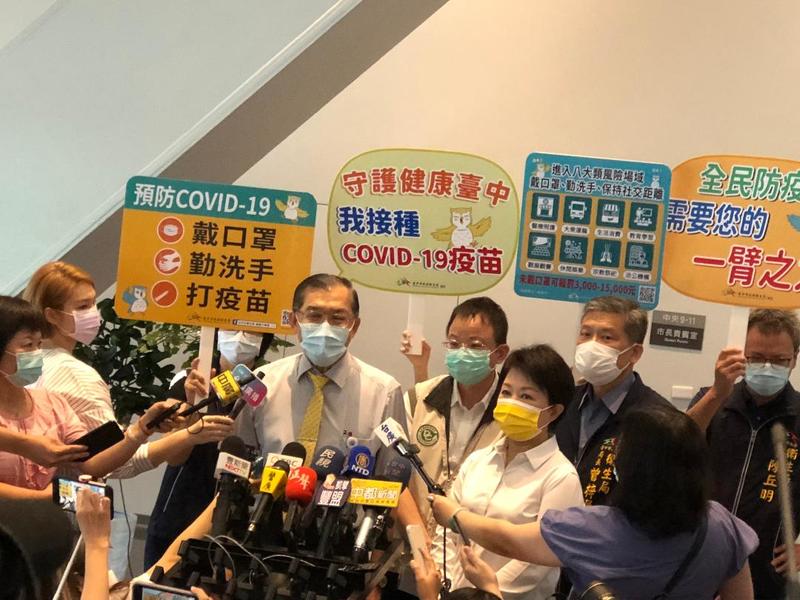 台中市長盧秀燕(中右)親自主持緊急防疫會議,依中央指揮中心動態,也討論三級方疫。(photo by 劉東皋/台灣醒報)