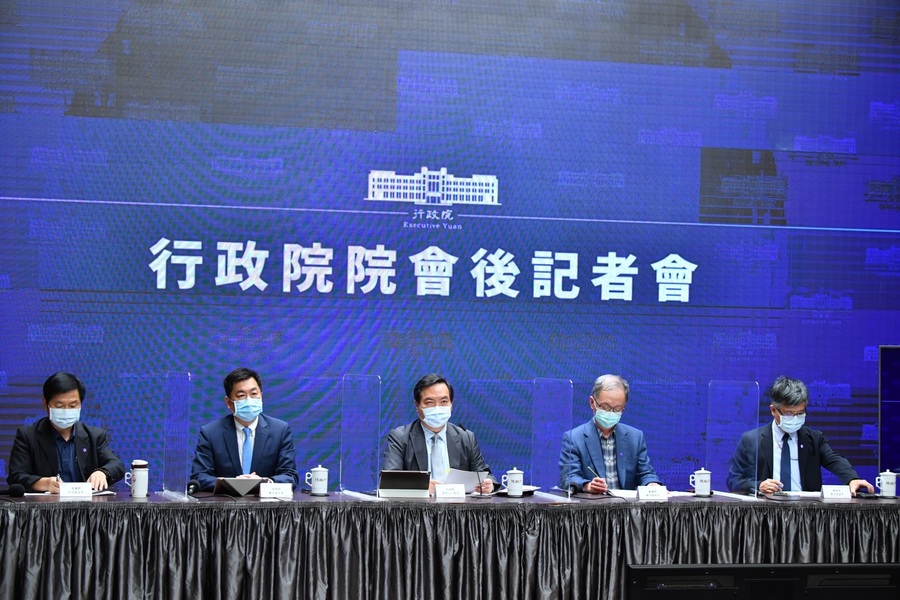 政院20日宣布網路銀行轉帳手續全免,實體ATM轉帳扣2元。(行政院)