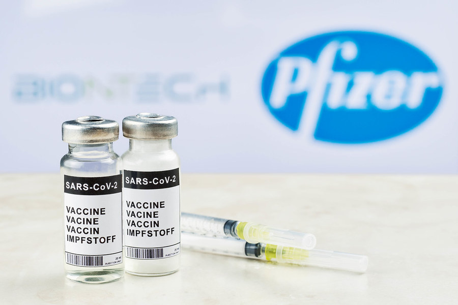 英國近日最新研究出爐,輝瑞疫苗對印度變種病毒保護力有88%、AZ疫苗則有66%。(Photo by Marco Verch on Flickr under CC 2.0)