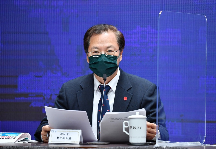 國發會主委龔明鑫27日提出紓困方案原則,至於詳細執行方案與預算分配,政院表示等到立法院通過預算就會編列。(行政院)