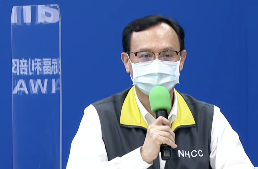 即日起新冠肺炎專責病房以兩人一室為原則。(直播截圖)