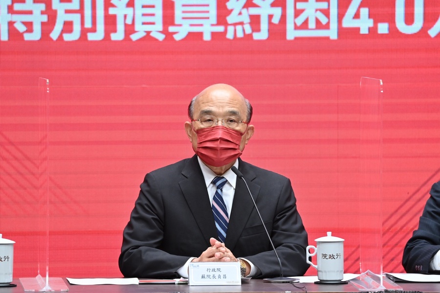 行政院長蘇貞昌3日率領各部會提出紓困方案,今年將多採取線上申請。(行政院)
