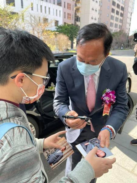 郭董的疫苗到底在哪裡?面對官方不同的說法,郭董是否該出聲澄清了?(郭台銘臉書)