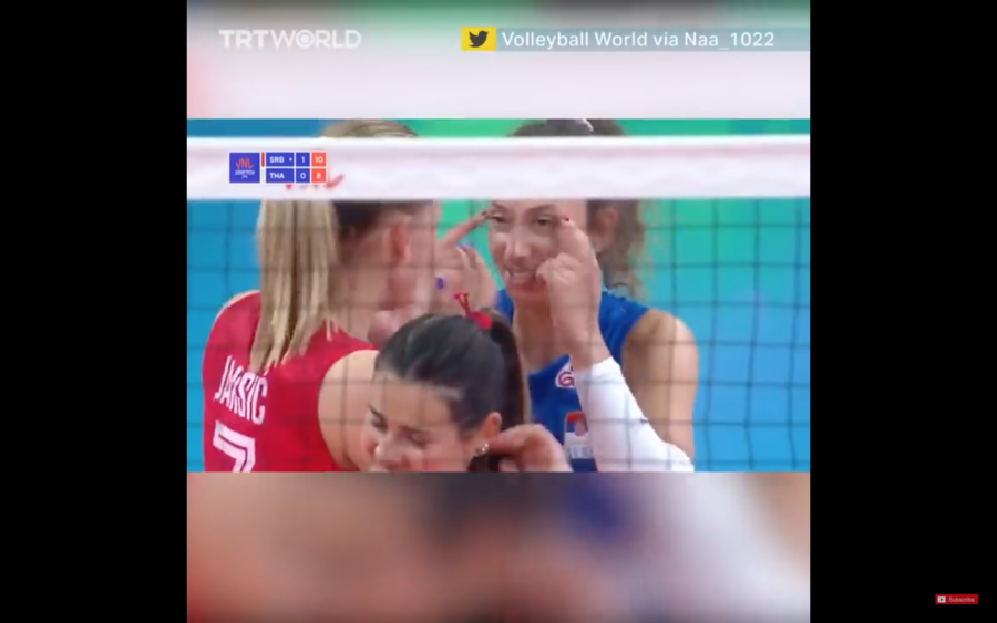 塞爾維亞女排球員久爾潔薇琪因在比賽中做出歧視亞洲人的手勢,遭禁賽兩場。(photo by YouTube影片截圖)