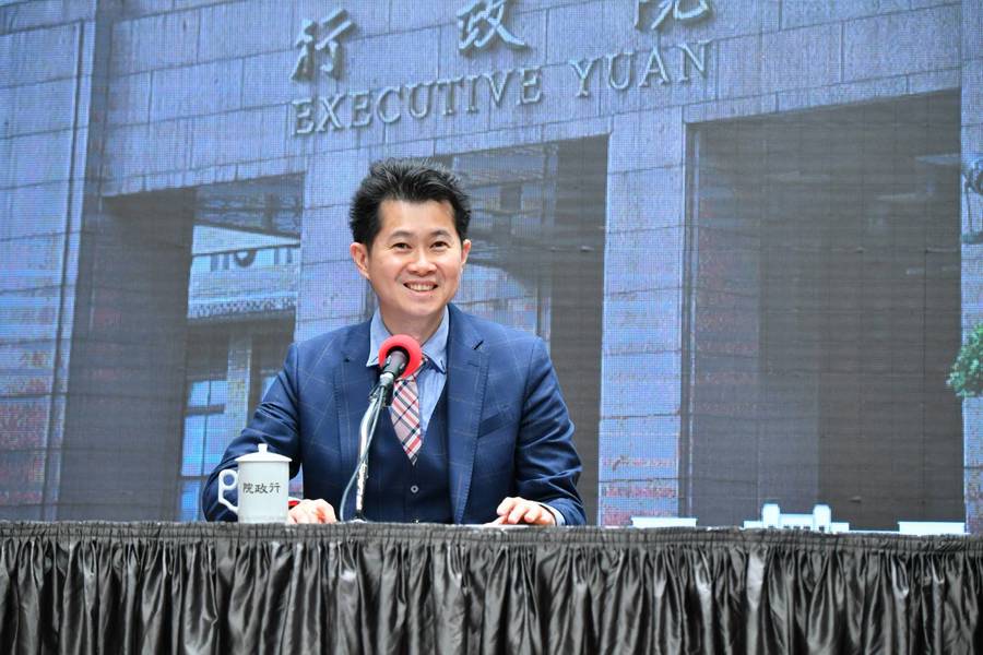 針對丁怡銘打疫苗是否耍特權,行政院10日表示他符合防疫官員資格。(行政院提供)
