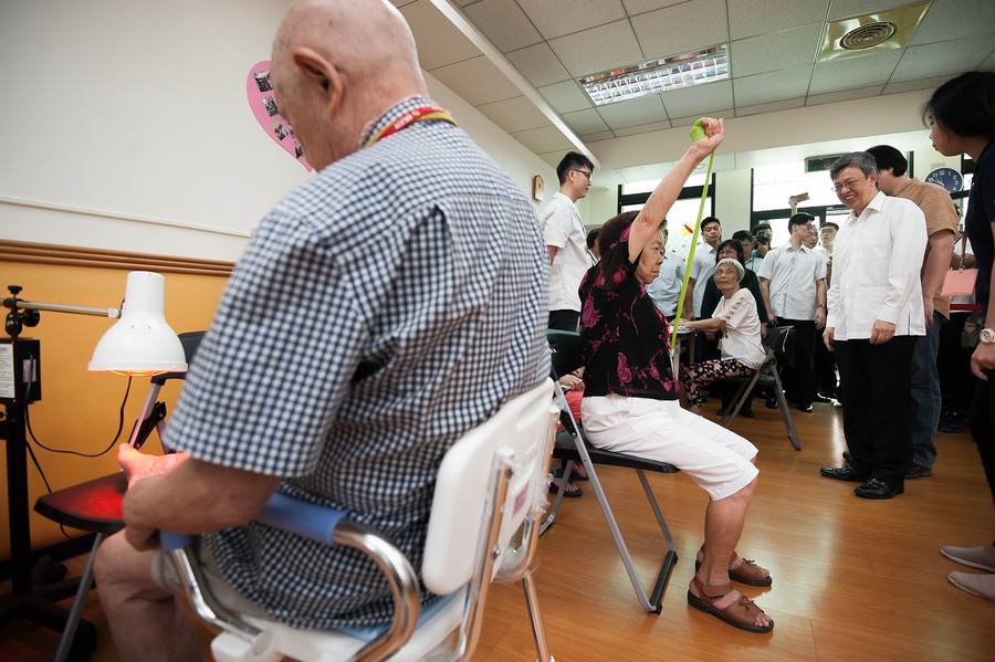 在等待新冠肺炎疫苗前,民眾可以先接種13價肺炎鏈球菌、百日咳與流感疫苗。(Photo by 總統府 on flickr under CC2.0)