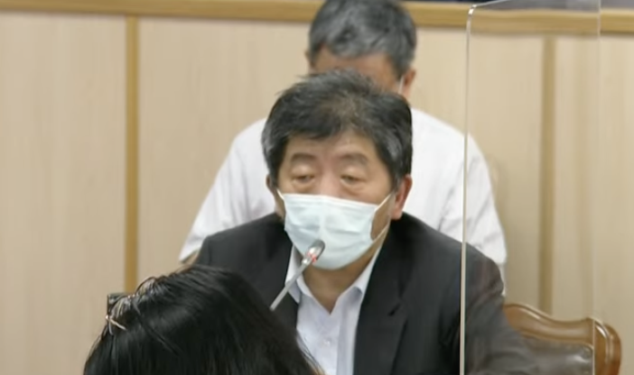 陳時中堅持AZ疫苗施打「利大於弊」。(直播截圖)