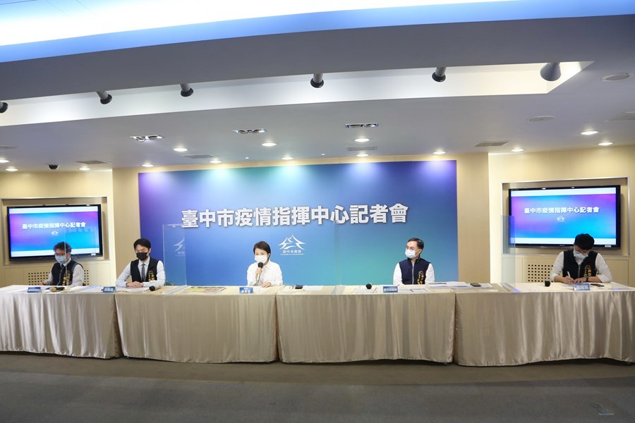 環團早就建議將備轉容量降為6%而不要堅持10%以上、中央仍置之不理。加上前後不一的萊豬政策等,難怪盧秀燕(中)會質疑中央又是開空頭支票。(台中市政府)