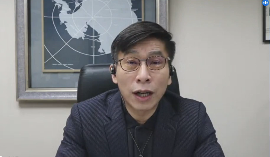 民進黨立委鍾佳濱指出,根據遠距教學的問卷調查,停課不停學期間仍有不少問題,反映網路不穩7%(皆為原鄉地區),且高達86%學校認為遠距學習成效差。(直播截圖)