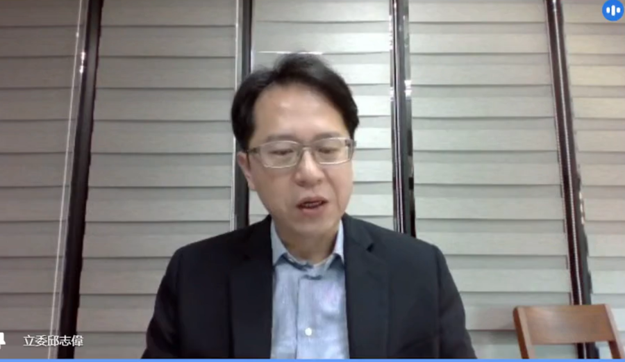 民進黨立委邱志偉表示,此波疫情主要衝擊內需服務業,造成住宿業、餐飲業、廣告行銷等就業機會,都比疫情爆發前減少3成以上。(直播截圖)