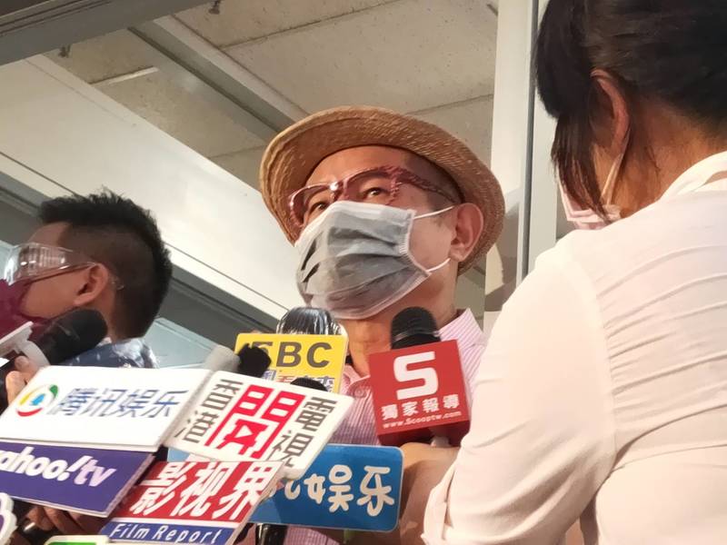 資深藝人許效舜19日表示,看到政府與在野黨為了防疫忙進忙出還有吵架,他應該無法應付,所以不打算參選了。(Photo by 呂翔禾/台灣醒報)