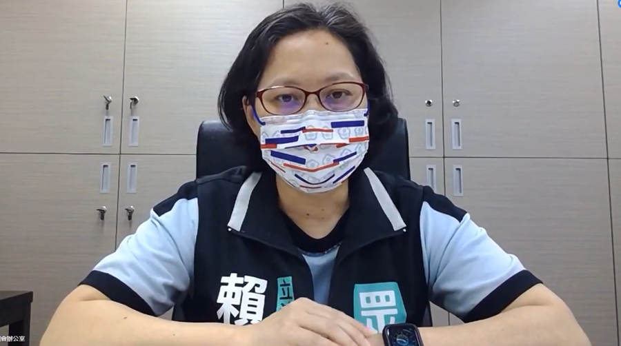 民眾黨立委賴香伶建議,中央紓困應排富普發現金。(直播截圖)