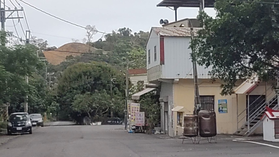 光電開發山頭與坡地,導致土地裸露,產生潛在土石流風險。(Photo by 捍衛石頭營聯盟召集人林炫耀)