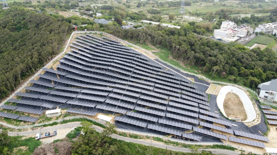 時代力量立委陳椒華指出,近幾年許多光電場及各種開發案不斷往淺山移動,包括屏東石頭營光電開發、苗栗山區光電開發等。圖為苗栗通霄光電場。(台灣石虎保育協會)