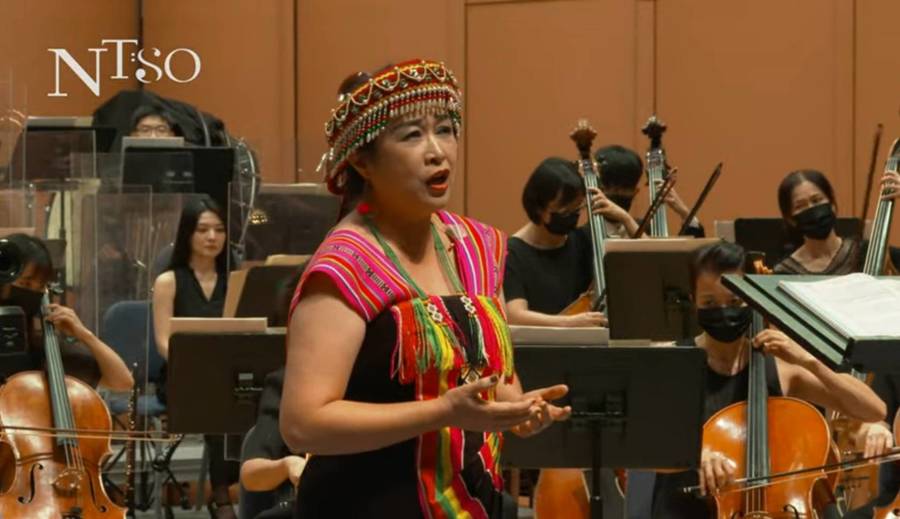 女高音林惠珍(圖)與國立台灣交響樂團在1日「山谷的迴響」的音樂會演出。(國台交直播截圖)