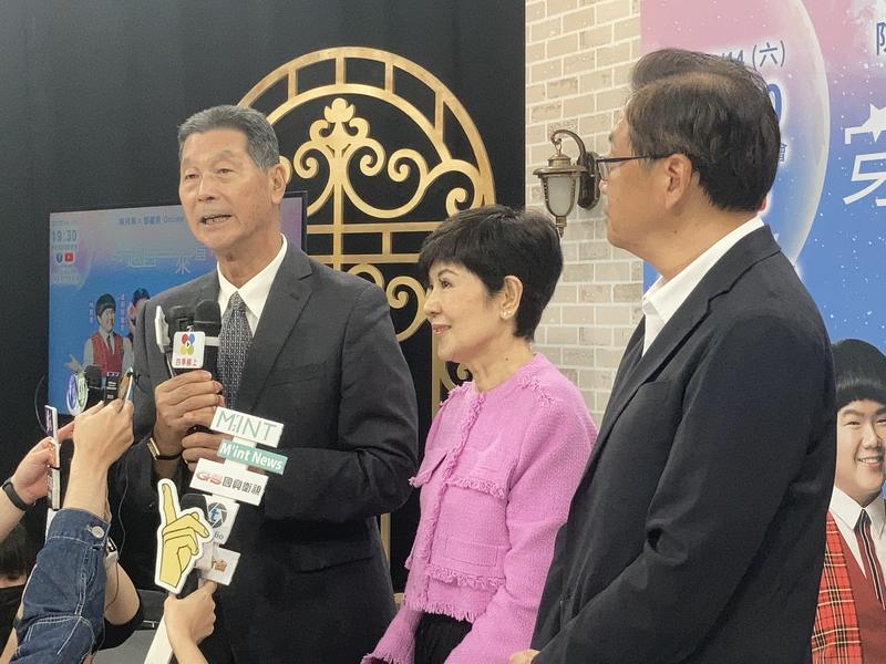 鄧長富(左)說,看到妹妹的重現影像,感覺有點情怯。中:陳月卿;右:張善政。(Photo by 林志怡/台灣醒報)