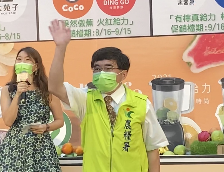 農糧署結合手搖飲,推出國產水果飲品促銷活動,揮手者為陳啟榮。(Photo by 林志怡/台灣醒報)