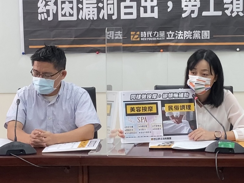 邱顯智(左)、王婉諭(右)再度為紓困孤兒發聲。(Photo by 林志怡/台灣醒報)