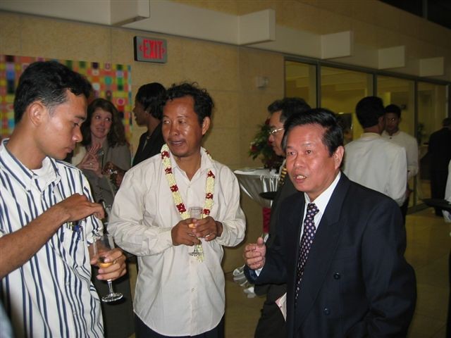 柬埔寨工會領袖隆春(中)18日將受審,外界擔心柬埔寨公民權遭政府蠶食殆盡。(Photo by Cambodia4kids.org Beth Kanter on Flickr under CC 2.0)