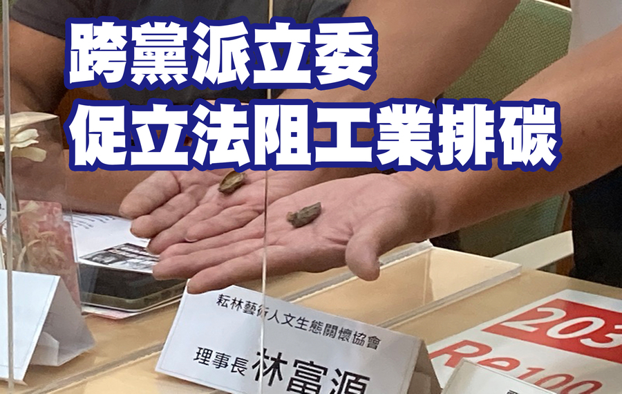 農民展示因泡水而成為空包彈的花生。(Photo by 林志怡/台灣醒報)