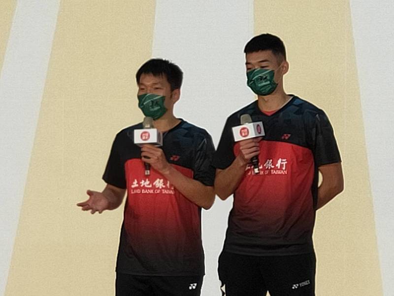 台灣羽球男雙、東奧金牌「麟洋配」李洋(左)、王齊麟19日在隔離完後,首次出席公開活動。(Photo by 呂翔禾/台灣醒報)