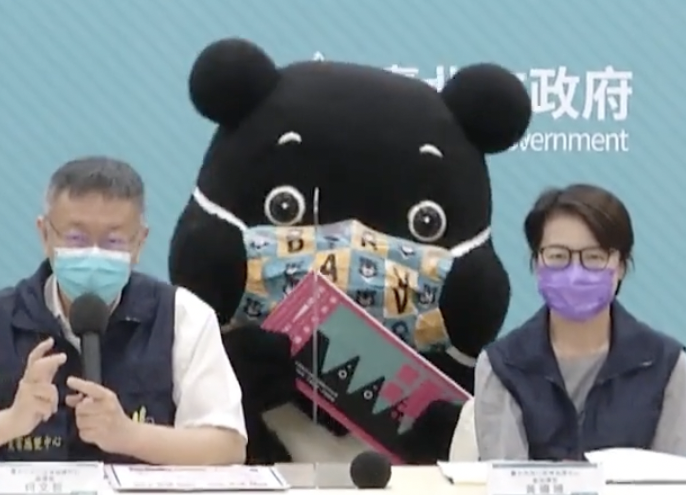 台北市找來吉祥物熊讚推廣熊好券。(直播截圖)