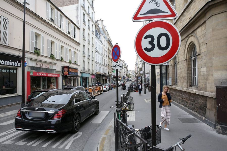 巴黎街頭限速30公里標示圖。(Photo by Aurelie Audureau/Le Parisien)