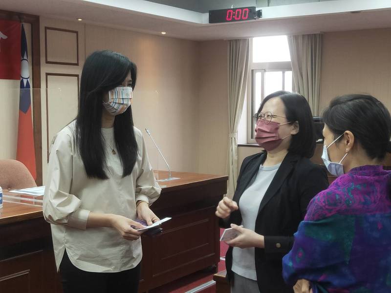 藍委萬美玲(左)呼籲衛福部加重身權法罰則。中起為衛福部次長李麗芬與社家署署長簡慧娟(Photo by 呂翔禾/台灣醒報)
