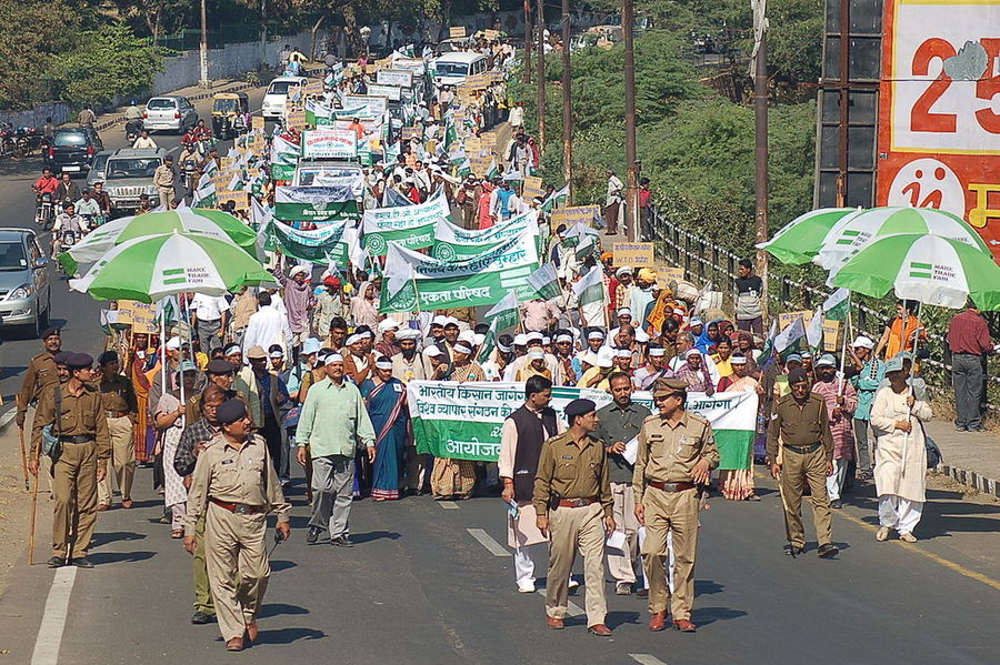 印度農民不滿政府推動改革,近日更有超過50萬人上街抗議。(Photo by Ekta Parishad on Wikimedia under CC 3.0)