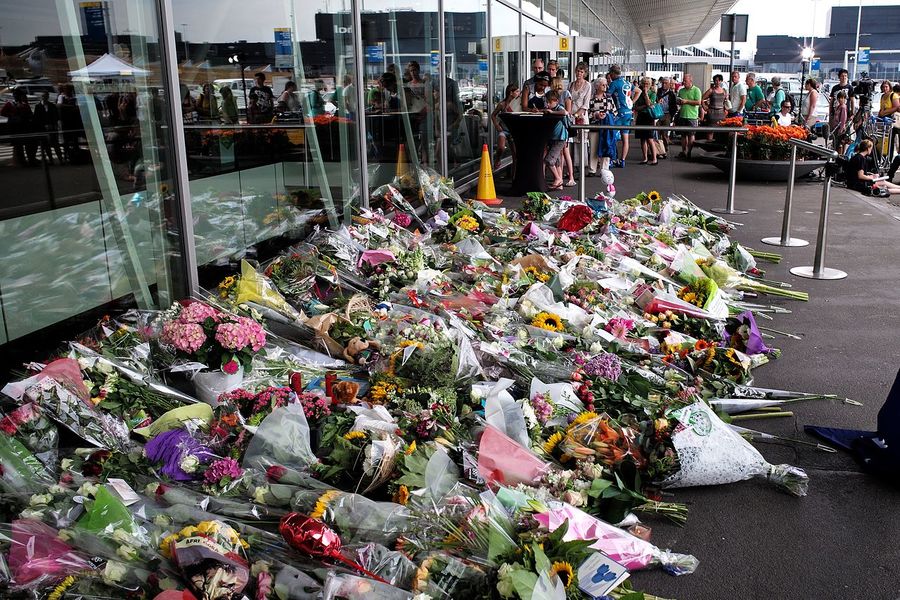 MH17空難6日開庭,受難者家屬盼此獲得應得的公義。圖為哀悼畫面(Photo by Roman Boed on Wikimedia under CC 2.0)