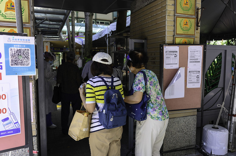 台北市將主動協助有數位落差的長者造冊、接種疫苗。(Photo by 玄史生 on Flickr under CC2.0)