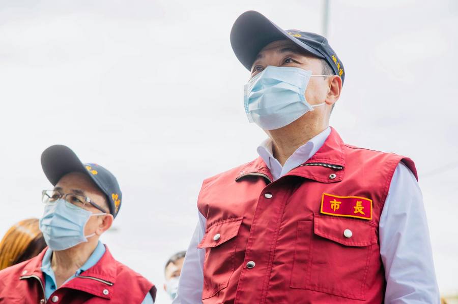 新北市長侯友宜12日宣布,新北市仍禁止內用。(侯友宜臉書)