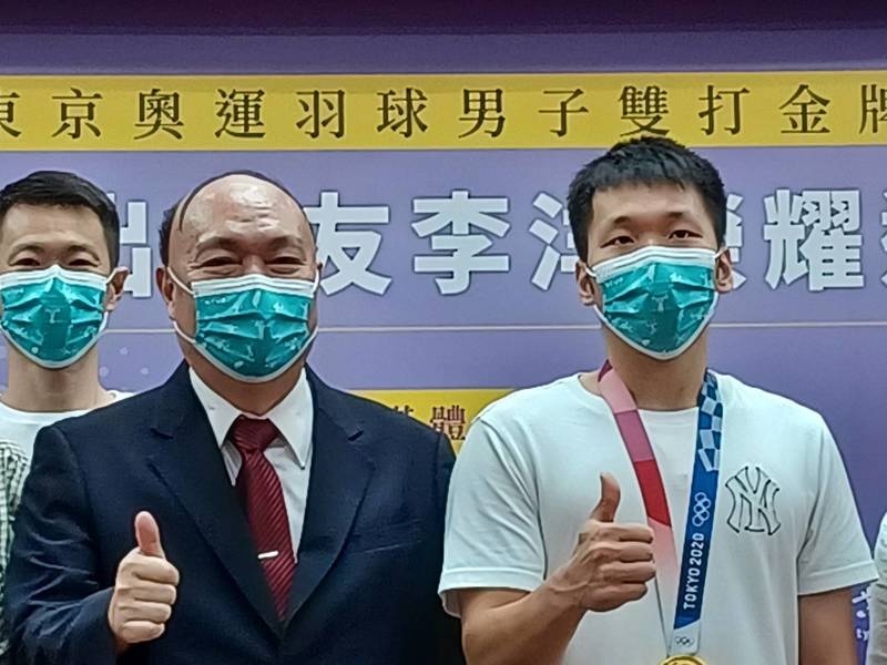 李洋(右)勉勵學弟妹說:「不是因為看到希望才堅持,而是只要堅持就會看到希望。」(Photo by 陳美君/台灣醒報)