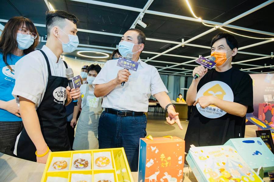 新北市15日宣布是否開放內用,市長侯友宜(中)並再度重申不鼓勵民眾中秋節烤肉。(侯友宜臉書)