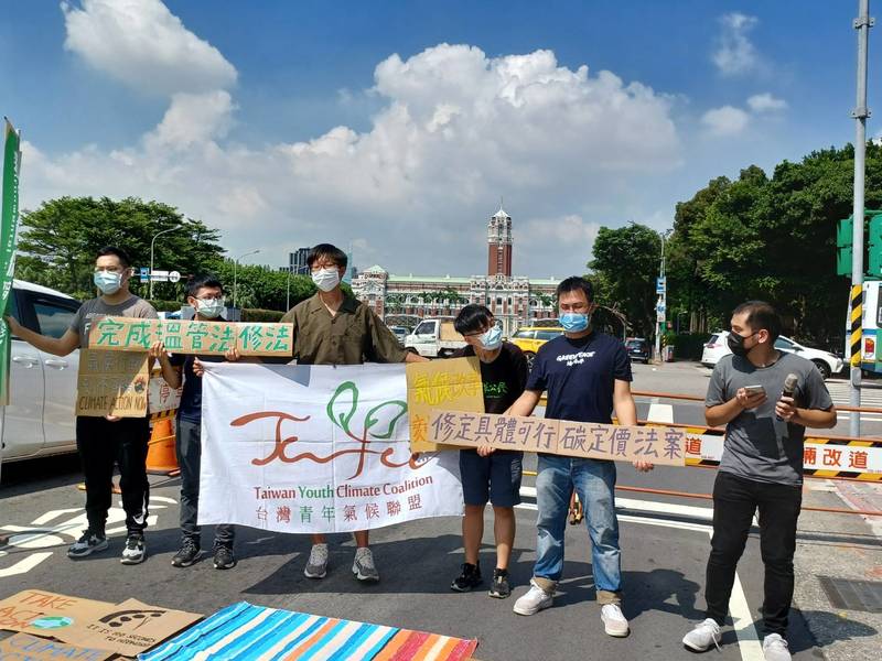 青年提出淨零碳排和完成溫管法修法,肥皂箱短講台灣氣候治理的「七大訴求」,刻不容緩。(台灣醒報陳美君攝影)
