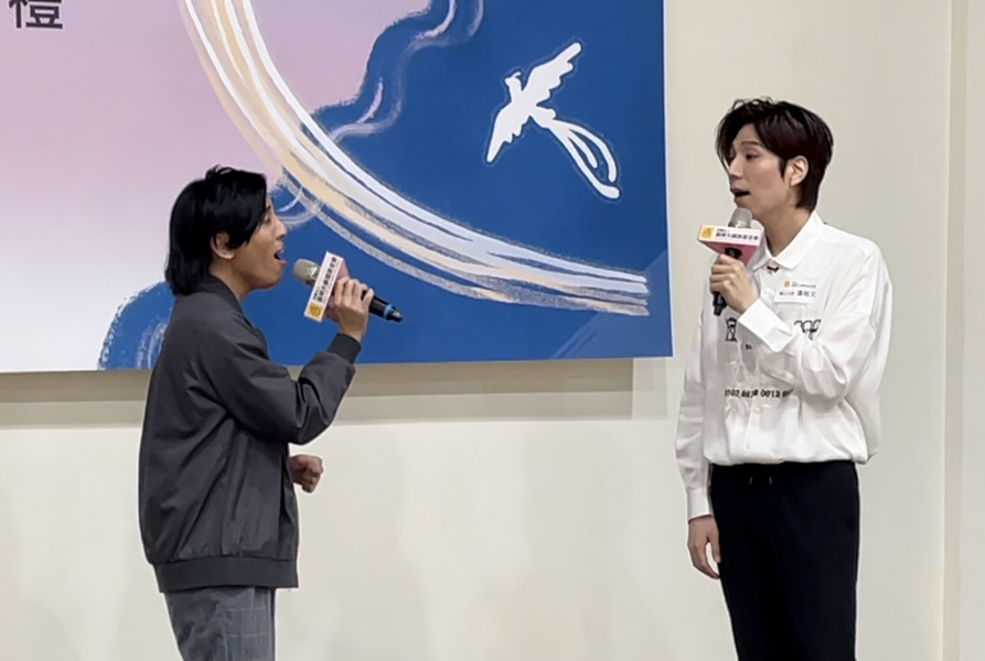 患有唇腭裂 22 歲患者楷祐與歌手潘裕文共同獻唱歌曲〈捕夢人〉。(Photo by 林志怡/台灣醒報)