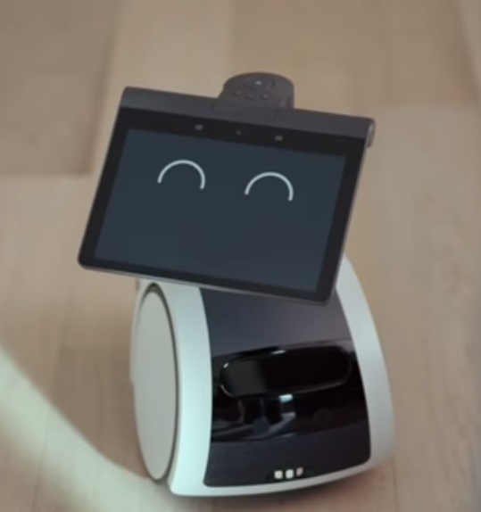 家用機器人 Astro 做出喜悅的表情。(網路截圖)