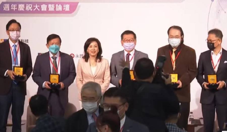 玉山科技論壇上,各領域專家紛紛以各自所長向政府與企業提議科技轉型的路徑,主要聚焦於在地化、縮短供應鏈等。左起張善政前院長、李世光董事長、李紀珠理事長、黃欽勇社長、簡立峰獨董與王定愷總經理(網路截圖)